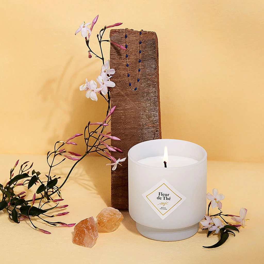 Bougie Bijou Bracelet Or Bille Noire Fleur De Thé 45h 2 Bougie Bijou Bracelet Or Bille Noire Fleur De Thé 45h – Image 2